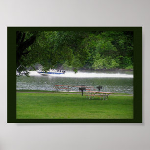 Speedboat auf dem Fluss Poster