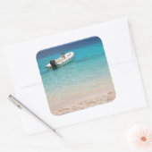 Speedboat im blauen Meer Quadratischer Aufkleber (Umschlag)