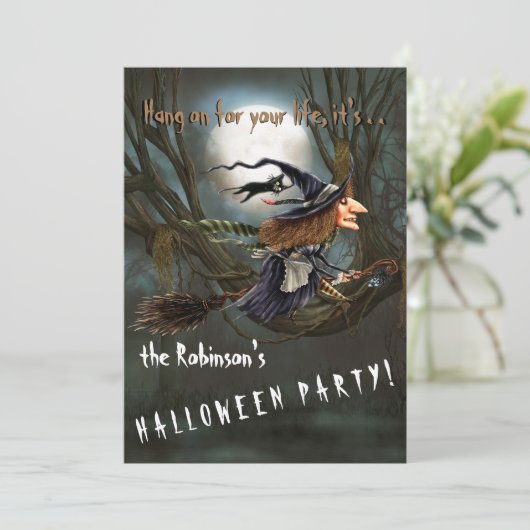 Speeding Hexe auf Broomstick Halloween Einladung (Stehend Vorderseite)