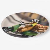 Speedservice: Meerkat liefert Pizza in Tuk-Tuk Pappteller (Schrägansicht)