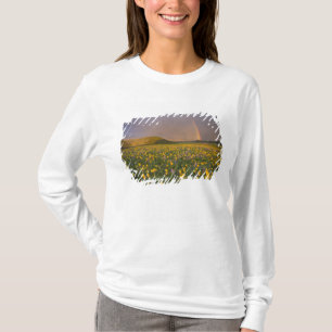 Spekatakuläre Wildblumenwiese bei Sonnenaufgang in T-Shirt