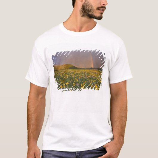 Spektakuläre Wildblume bei Sonnenaufgang im 2. T-Shirt (Vorderseite)
