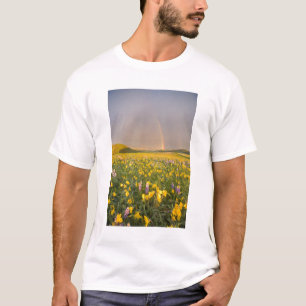 Spektakuläre Wildblume Wiese bei Sonnenaufgang in T-Shirt