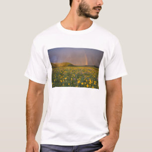 Spektakuläre Wildblumenwiese bei Sonnenaufgang in T-Shirt