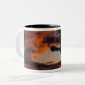 Spektakulärer Sonnenaufgang auf Joshua Tree Nation Zweifarbige Tasse (Vorderseite Links)