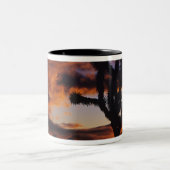 Spektakulärer Sonnenaufgang auf Joshua Tree Nation Zweifarbige Tasse (Mittel)