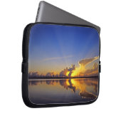 Spektakulärer Sonnenuntergang über dem kleinen Flu Laptopschutzhülle (Vorne Rechts)