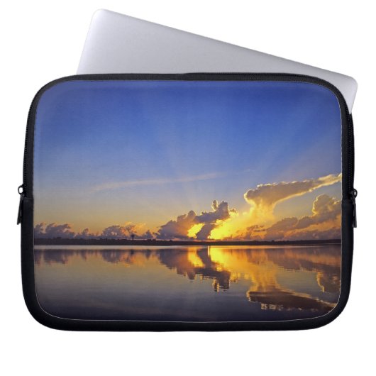 Spektakulärer Sonnenuntergang über dem kleinen Flu Laptopschutzhülle (Vorderseite)