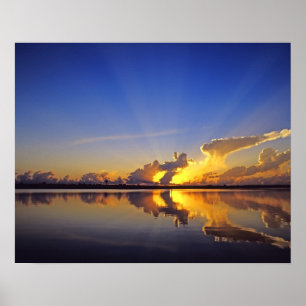 Spektakulärer Sonnenuntergang über dem kleinen Flu Poster