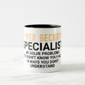 Spezialist für Cybersicherheit Zweifarbige Tasse (Mittel)