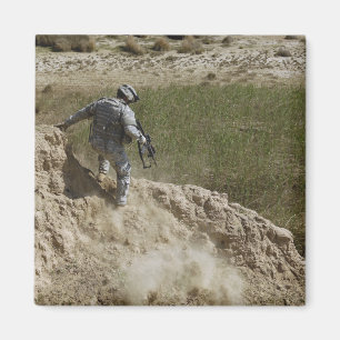 Spezialist klettert unten magnet