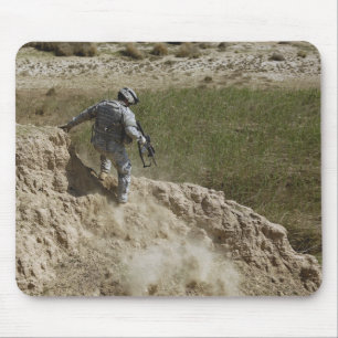 Spezialist klettert unten mousepad