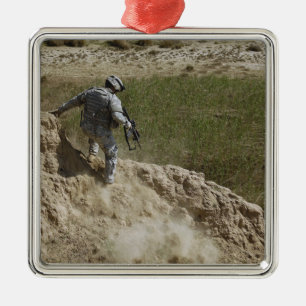 Spezialist klettert unten ornament aus metall