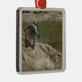 Spezialist steigt nach unten ornament aus metall (Rechts)