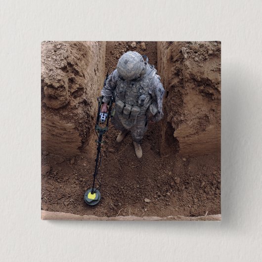 Spezialist sucht nach einem Waffencache Button (Vorderseite)