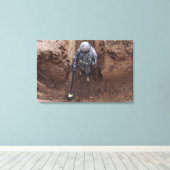 Spezialist sucht nach einem Waffencache Leinwanddruck (Insitu (Holzboden))