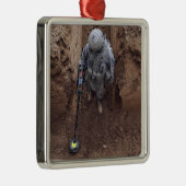 Spezialist sucht nach einem Waffencache Silbernes Ornament (Rechts)