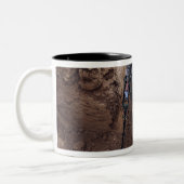 Spezialist sucht nach einem Waffencache Zweifarbige Tasse (Links)