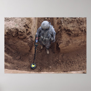 Spezialistensuchen nach einem Waffenpufferspeicher Poster