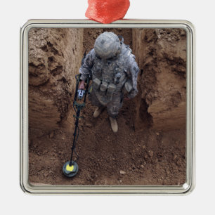 Spezialistensuchen nach einem Waffenpufferspeicher Silbernes Ornament