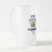 Speziell für Im Flugzeug Fallschirmjäger entwickel Mattglas Bierglas (Vorderseite Links)