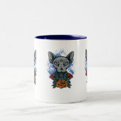 Sphinx Katze mit Blume-Kaffee-Tasse. Zweifarbige Tasse (Mittel)