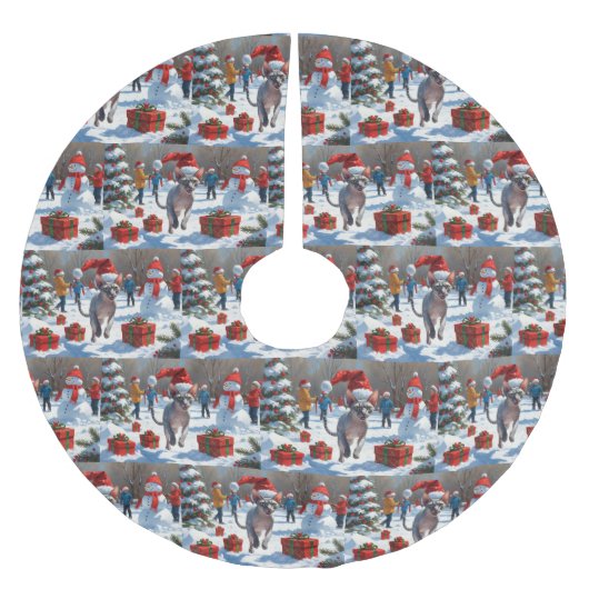 Sphynx Cat läuft im Schnee mit Weihnachtsmütze Polyester Weihnachtsbaumdecke (Vorderseite)