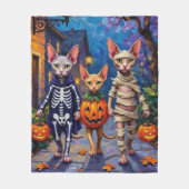 Sphynx Cats Trick-or-Treating in Halloween Costume Fleecedecke (Vorderseite)