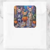 Sphynx Cats Trick-or-Treating in Halloween-Kostüm Quadratischer Aufkleber (Tasche)
