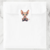 Sphynx-Katze hält Spielcontroller Quadratischer Aufkleber (Tasche)