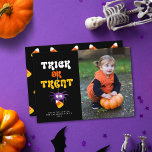 Spider Candy Mais Trick oder Treat Halloween Foto Feiertagskarte<br><div class="desc">Diese niedliche Halloween-Fotokarte zeigt eine niedliche Spinne, die ein Stück Süßmais auf schwarzem Hintergrund hält, einen Gruß, der "Trick or Treat" sagt, und ein vertikales Foto auf der Vorderseite. Auf der Rückseite finden Sie ein niedliches Zuckermaismuster, das auf Wunsch entfernt oder bearbeitet werden kann. Stellen Sie dieses Design weiter ein,...</div>