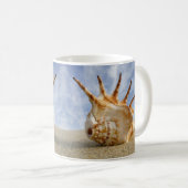 Spider Conch Muschel auf Sandy Beach Tasse (VorderseiteRechts)