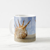 Spider Conch Muschel auf Sandy Beach Tasse (Vorderseite Links)