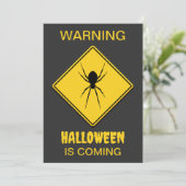 Spider Warning Halloween Einladung (Stehend Vorderseite)