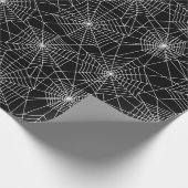 Spiderweb Black and White Halloween Geschenkpapier (Ecke)