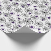 Spiderweb & Lila Spiders Halloween White Pattern Geschenkpapier (Ecke)