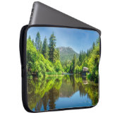 Spiegel des Waldes: Lake Fulmor Laptopschutzhülle (Vorne Rechts)