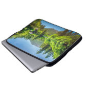 Spiegel des Waldes: Lake Fulmor Laptopschutzhülle (Vorne Knopf)