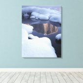 Spiegelbild des Berges in Fluss 2 Leinwanddruck (Insitu (Holzboden))