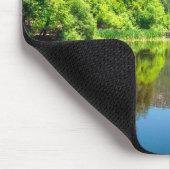 Spiegelbild des Waldes: Lake Fulmor Mousepad (Ecke)