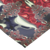 Spiegelbild mit wiederholter Form, über weiß Tischdecke (Schrägansicht)