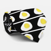 Spiegelei auf Schwarzem Krawatte (Gerollt)