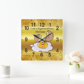 Spiegelei des Cartooncharakters mit großem Lächeln Quadratische Wanduhr (Zuhause)