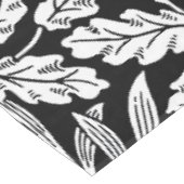 Spiegelkernen und Eiche Blätter Schwarz & Weiß Tischdecke (Schrägansicht)