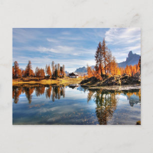 Spiegelnder See in den italienischen Dołomiti-Berg Postkarte