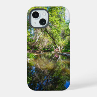 Spiegelungen auf dem Teich im Garten iPhone 15 Hülle