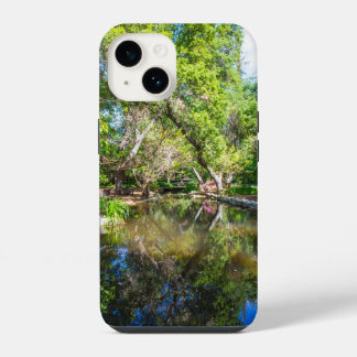 Spiegelungen auf dem Teich im Garten iPhone 14 Hülle