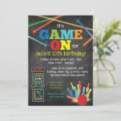 Spiel auf Arcade Bowling Chalkboard Party Einladun Einladung (Stehend Vorderseite)