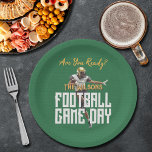 Spiel auf dem Fußball-Spieler auf dem Green Pappteller<br><div class="desc">Fußballspiel Tag personalisierte Party Papier Teller Super Fans Liebe mit einem Fußball-Spieler auf einem grünen Hintergrund. Perfekt für das große Spiel,  egal ob Gymnasium,  Uni oder Profi. PASSENDE Artikel in unserer Sammlung.</div>
