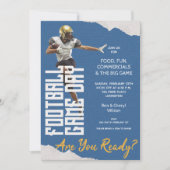 Spiel auf dem Fußball-Spieler in Blue Einladung (Vorderseite)